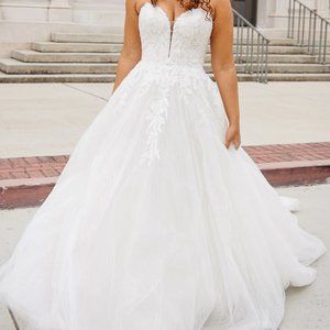 Wedding Dress Size 10 Ivory Ball gown Strapless Fitted bodice Fluffy skirt